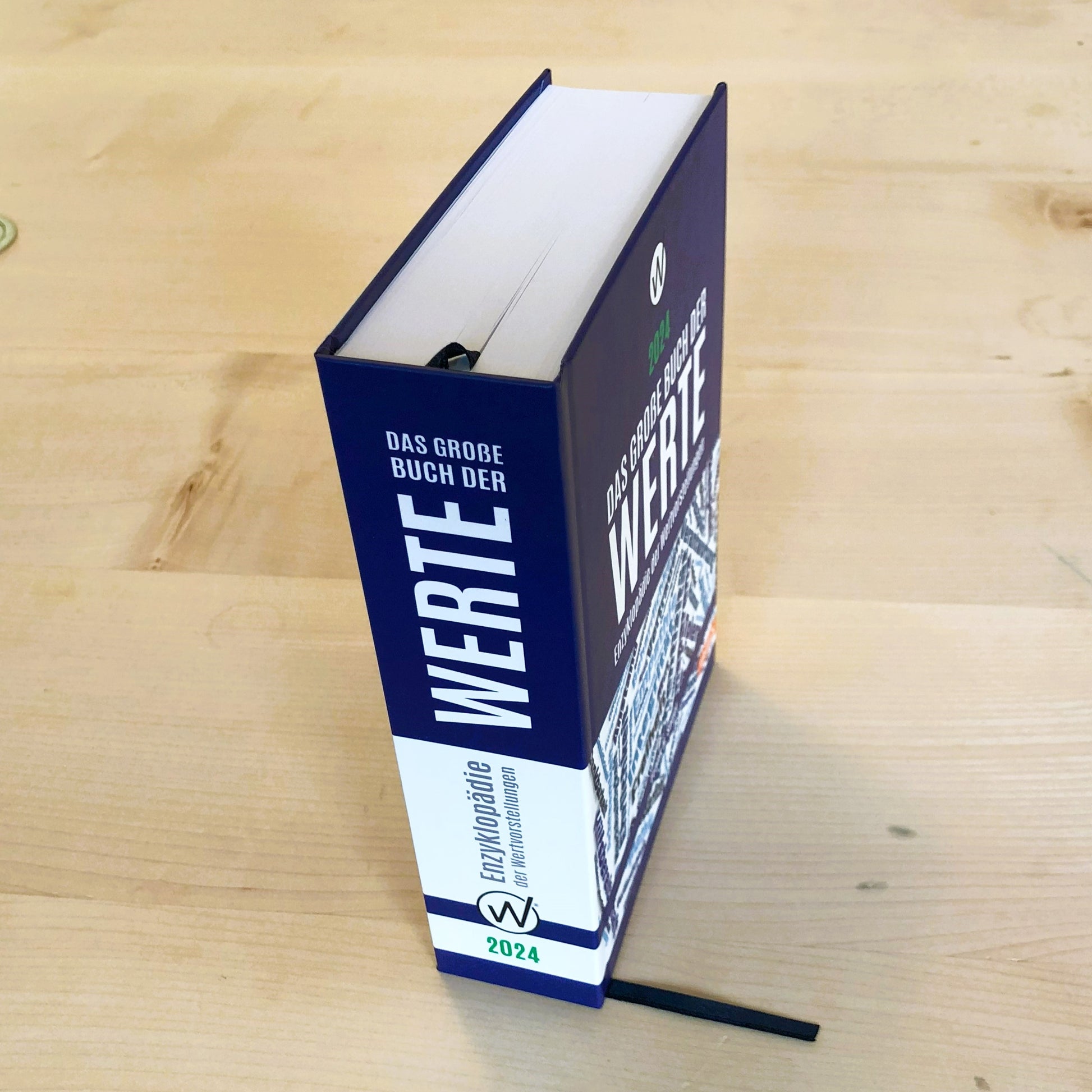 Werte-Enzyklopädie - Buch Foto stehen vorne